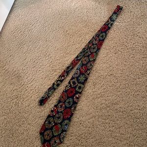 Silk Christmas tie with wreath pattern
